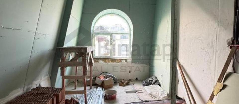 Sherq bazarinin yani, 28 May m/s yaxin tecili 4 otaqli menzil satilir/205 kv.m. - 9