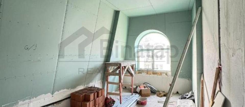 Sherq bazarinin yani, 28 May m/s yaxin tecili 4 otaqli menzil satilir/205 kv.m. - 10