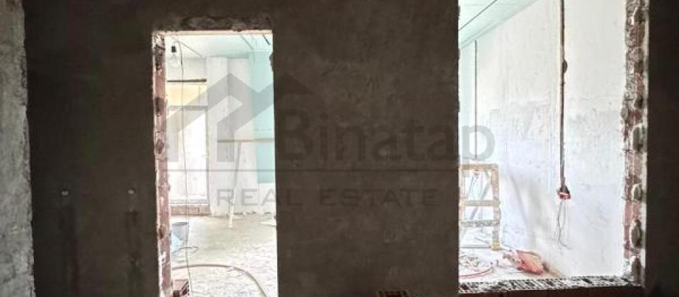 Sherq bazarinin yani, 28 May m/s yaxin tecili 4 otaqli menzil satilir/205 kv.m. - 15