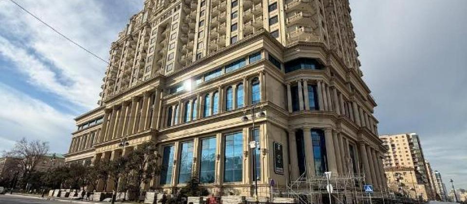 Huseyn Cavid parki ve Elmler Akademiyasi m/s yaninda 4 otaqli menzil satilir/147 kv.m.