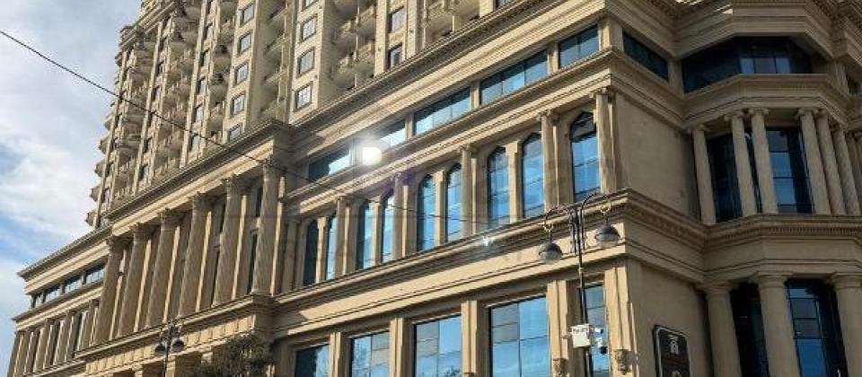 Huseyn Cavid parki ve Elmler Akademiyasi m/s yaninda 4 otaqli menzil satilir/147 kv.m. - 2