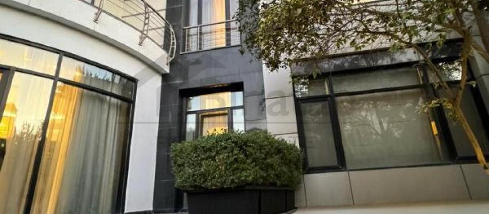 Azadliq Prospekti m/s yaxin mohteshem villa satilir/1500 kv.m.