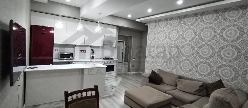 Tibb Universitetinın yanında - 2