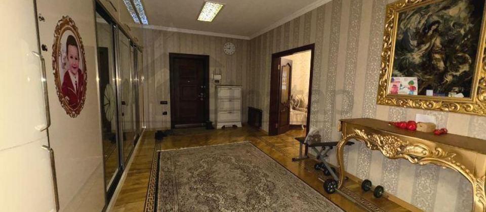 Baki saglamliq merkezinin yanida 4 otaqli menzil satilir/224 kv.m. - 12