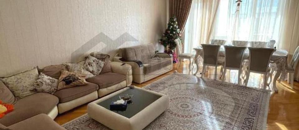 Tbilisi prospekti, 8 Noyabr m/s yaxin 3 otaqli menzil satilir/141 kv.m.