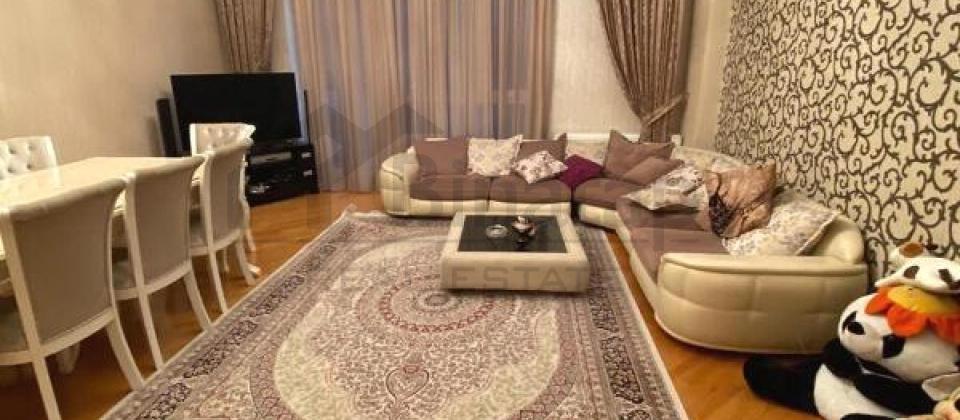 Tbilisi prospekti, 8 Noyabr m/s yaxin 3 otaqli menzil satilir/141 kv.m. - 2