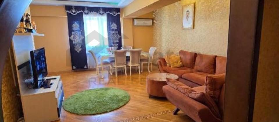 Musabeyov parkinin yani, Elmler Akademiyasi m/s yaxin 4 otaqli menzil satilir/180 kv.m.