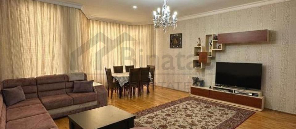 Yashil Ada ushaq bagchasinin yani, 8 Noyabr m/s yaxin 3 otaqli menzil satilir/152.2 kv.m.