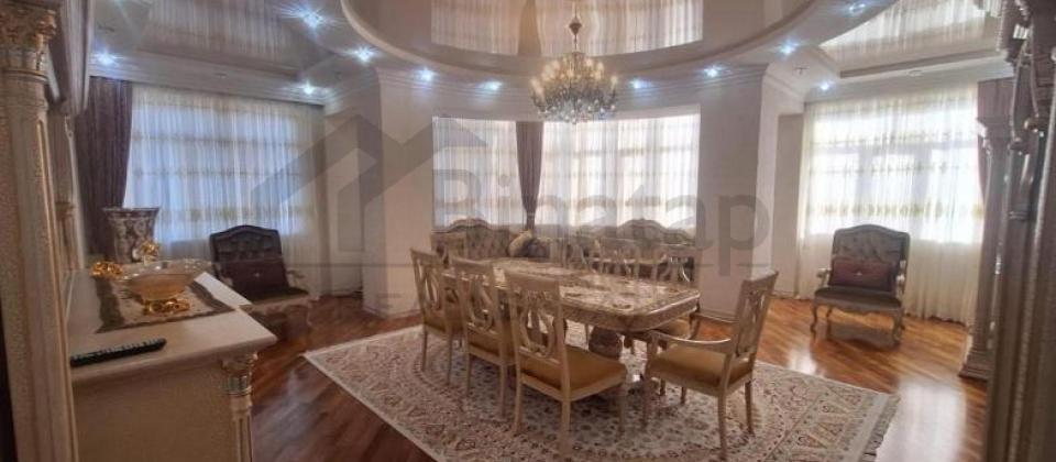 Zoopark, Dede Qorqud, Koala parklari ve 28 May m/s yaxin 4 otaqli menzil satilir/200 kv.m.