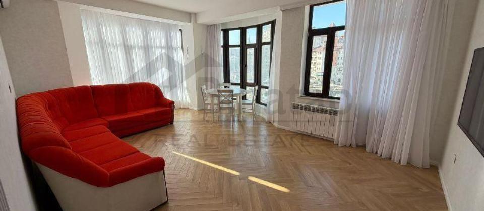 Tebriz kuçesi (Çapayev), yeni parkin yaninda 2 otaqli menzil satilir/85 kv.m.