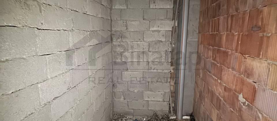 Masazır qəsəbəsi Qurtuluş 93 yaşayış kompleksində  təmirsiz bina evi satılır. - 2