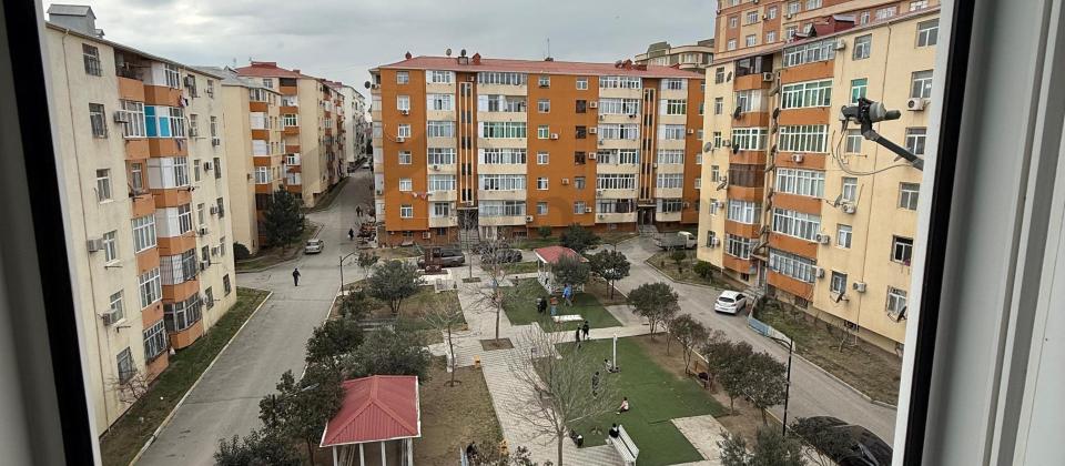 Masazır qəsəbəsi Qurtuluş 93 yaşayış kompleksində əla  təmirli bina evi satılır.