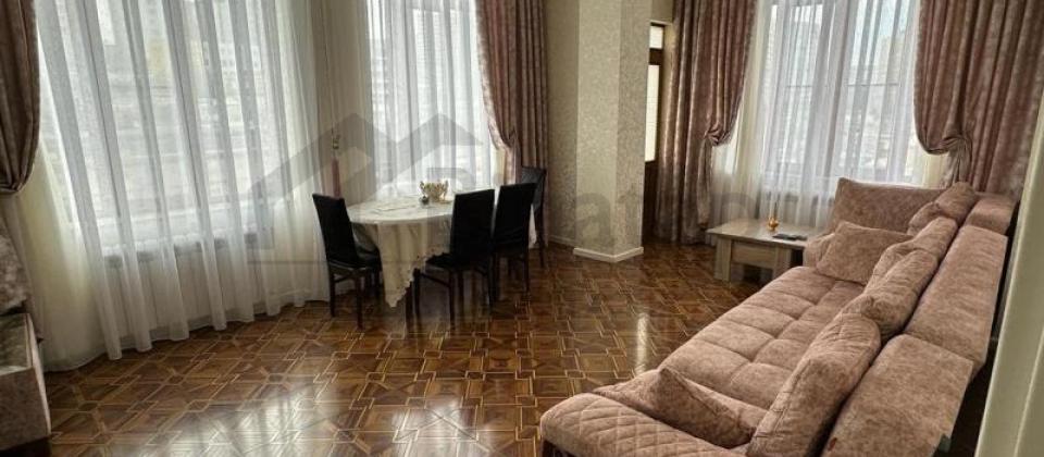 Merkezi parkin yani, Nizami m/s yaxin 2 otaqli menzil satilir/80 kv.m.