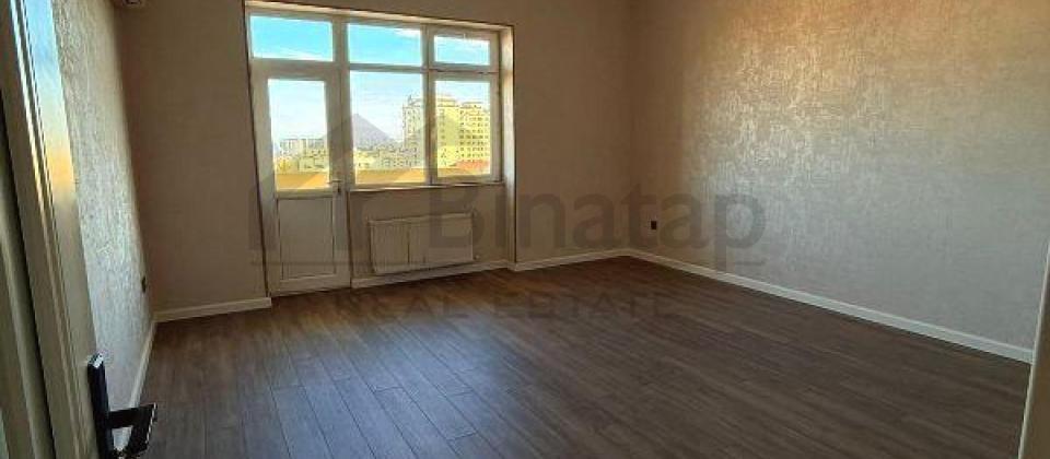 Yasamal parkinin yani, Elmler Akademiyasi m/s yaxin 3 otaqli menzil satilir/120 kv.m.