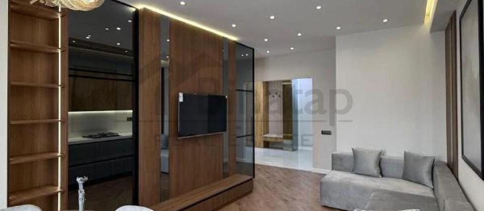 Sherq bazarinin yani, 28 May m/s yaxin 3 otaqli menzil satilir/118 kv.m. - 2