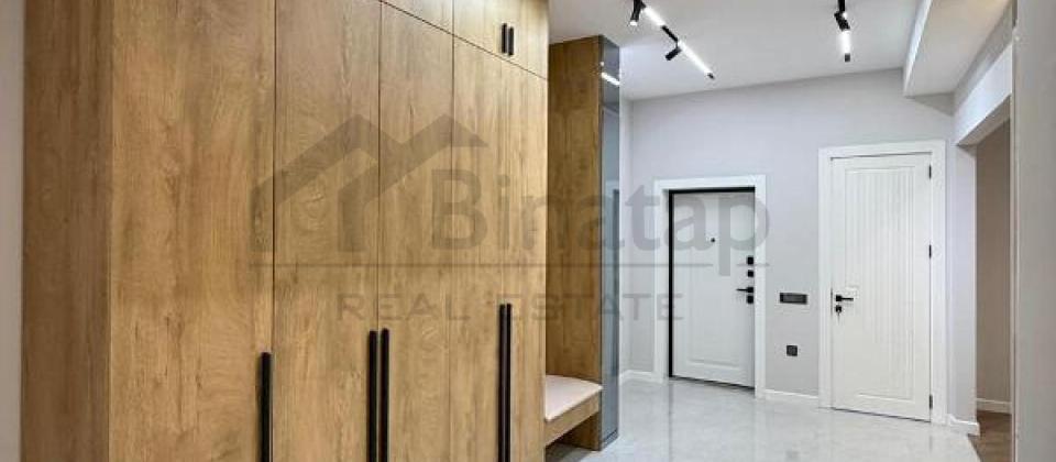 Sherq bazarinin yani, 28 May m/s yaxin 3 otaqli menzil satilir/118 kv.m. - 12