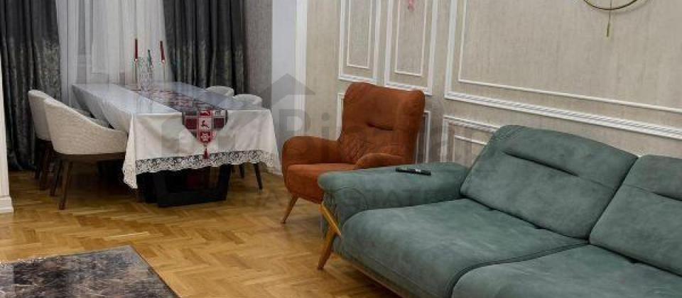 Ayna Sultanova heykelinin yaninda 3 otaqli menzil satilir/100 kv.m.