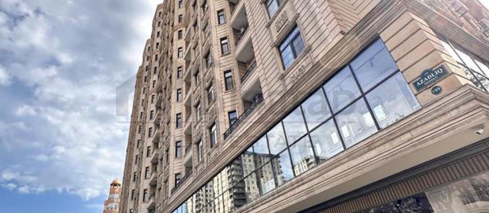 Azadlıq prospektində 4 otaqlı mənzil satılır/245 kv.m. - 2