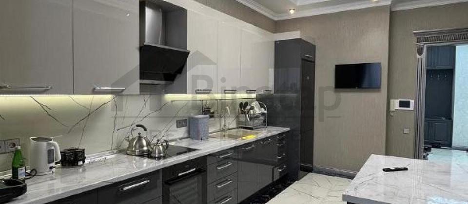 Tbilisi prospekti, 8 Noyabr m/s yaxin 3 otaqli menzil satilir/164 kv.m. - 10