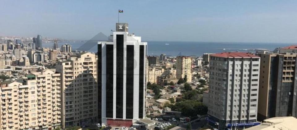 Huseyn Cavid parki ve Elmler Akademiyasi m/s yaxin 4 otaqli menzil satilir/242 kv.m.