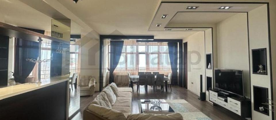 Huseyn Cavid parki ve Elmler Akademiyasi m/s yaxin 4 otaqli menzil satilir/242 kv.m. - 2