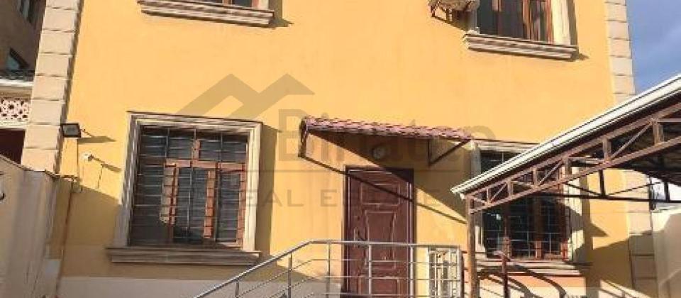 Badamdar qesebesi, 3cu massiv, Dash bazarinin yaninda villa satilir/330 kv.m.