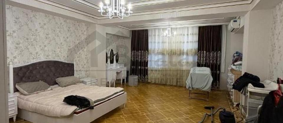 Elmler Akademiyasi m/s ve BDU yaxin 4 otaqli menzil satilir/175 kv.m.