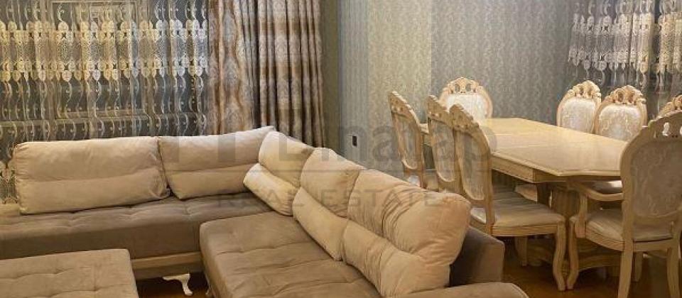 Merkezi parkin yani, Nizami m/s yaxin 4 otaqli menzil kiraye verilir/168 kv.m. - 2