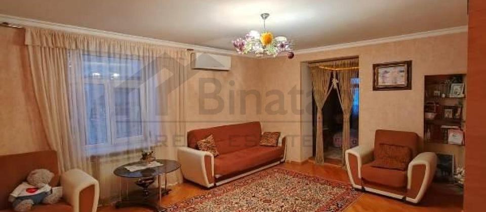 İzmir parkina yaxin, Kafedral Kilsesinin yaninda 2 otaqli menzil satilir/65 kv.m.