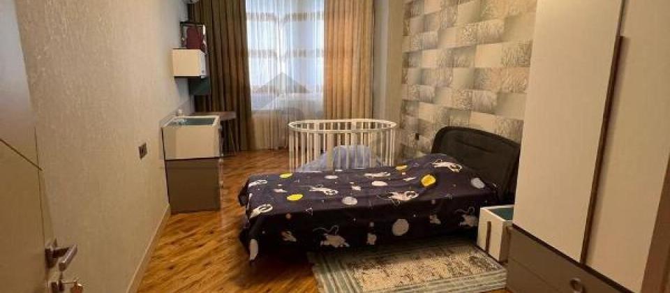 Merkezi parkin yani, Nizami m/s yaxin 4 otaqli menzil kiraye verilir/195 kv.m. - 2