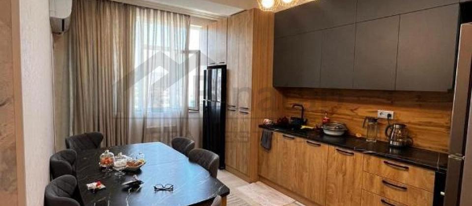 Yeni Yasamal, İnshaatchilar m/s yaxin 2 otaqli menzil satilir/52 kv.m.