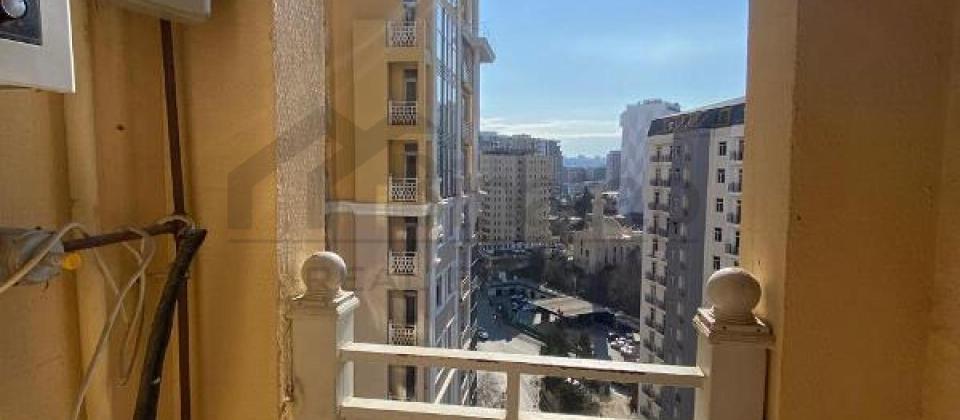 Tefekkur Universitetinin yani, 28 May m/s yaxin 3 otaqli menzil satilir/114 kv.m. - 15