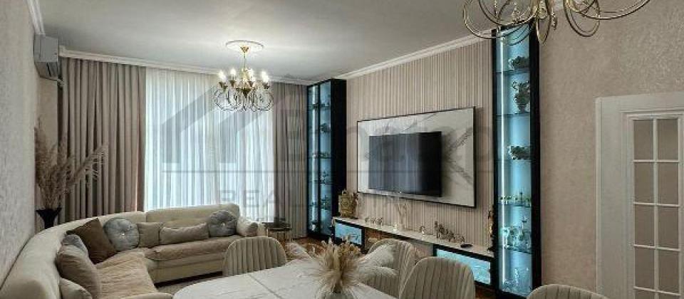 Ukrayna dairesine yaxin, Hezi Aslanov m/s yaninda 3 otaqli menzil satilir/147 kv.m.