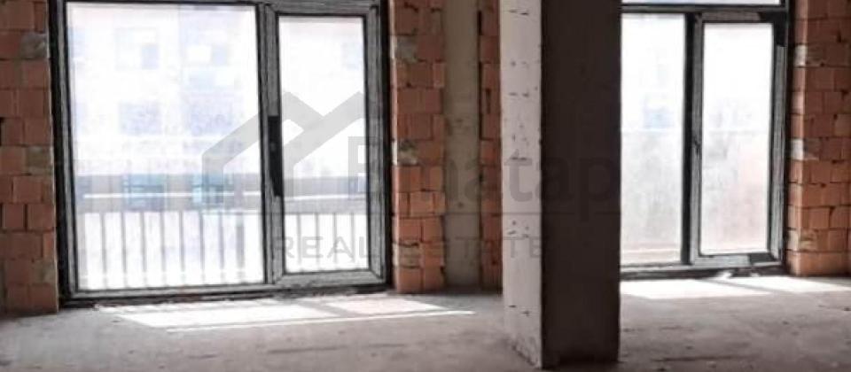 Azadliq prospekti, 28 May m/s yaninda 4 otaqli menzil satilir/195 kv.m. - 6