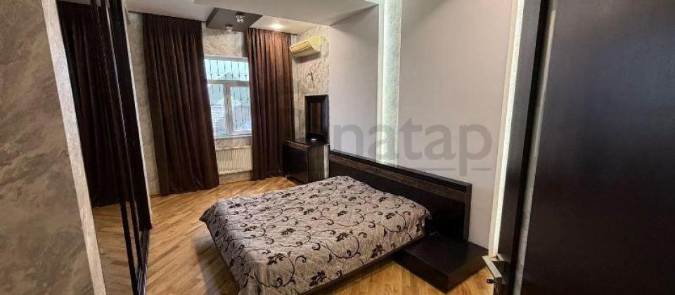 Yasamal parkinin yani, Elmler Akademiyasi m/s yaxin 3 otaqli menzil satilir/110 kv.m. - 2