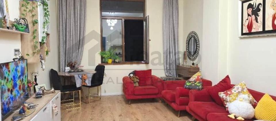 İnqlab, Tibb Universiteti ve 8 Noyabr m/s yaxin 2 otaqli menzil satilir/53 kv.m.