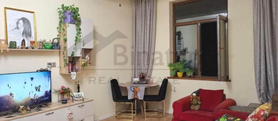 İnqlab, Tibb Universiteti ve 8 Noyabr m/s yaxin 2 otaqli menzil satilir/53 kv.m. - 5