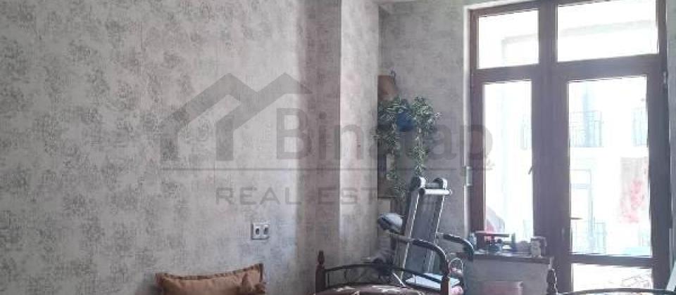 İnqlab, Tibb Universiteti ve 8 Noyabr m/s yaxin 2 otaqli menzil satilir/53 kv.m. - 10