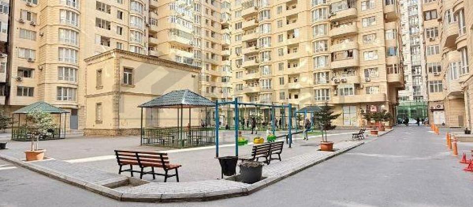 Tbilisi prospekti, 8 Noyabr m/s yaxin 3 otaqli menzil satilir/101 kv.m.