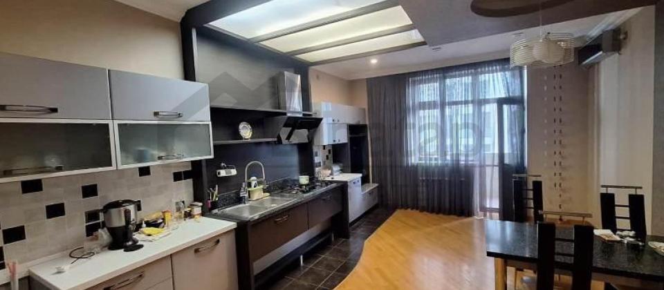 Azadliq prospekti, Koala ve Koroglu parklarinin yaninda 4 otaqli menzil satilir/223 kv.m.