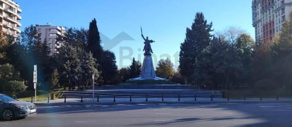 Azadliq prospekti, Koala ve Koroglu parklarinin yaninda 4 otaqli menzil satilir/223 kv.m. - 10