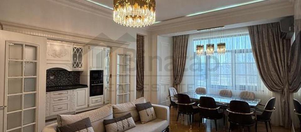 Renessans Palace'da 2 otaqli menzil satilir/88 kv.m., Elmler Akademiyasi m/s yaxindir