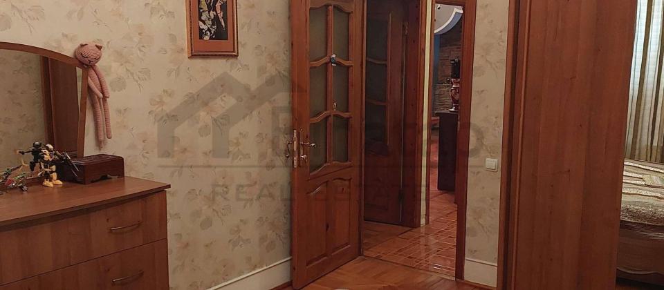 Azadliq Prospekti m/s yaninda 4 otaqlı menzil satilir/75 kv.m., 8ci mkrn - 6