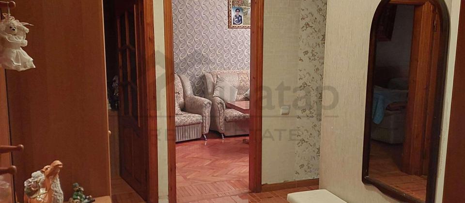 Azadliq Prospekti m/s yaninda 4 otaqlı menzil satilir/75 kv.m., 8ci mkrn - 12