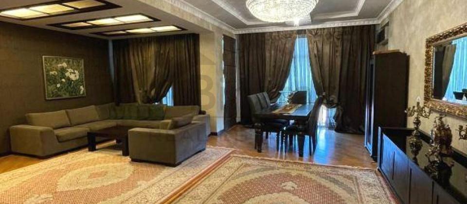 Badamdar, Oxford mektebi ve Botanika baginin yaninda 3 otaqli menzil satilir/156 kv.m.