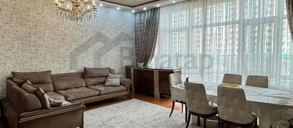 Tbilisi prospekti, 8 Noyabr m/s yaxin 3 otaqli menzil satilir/162 kv.m.