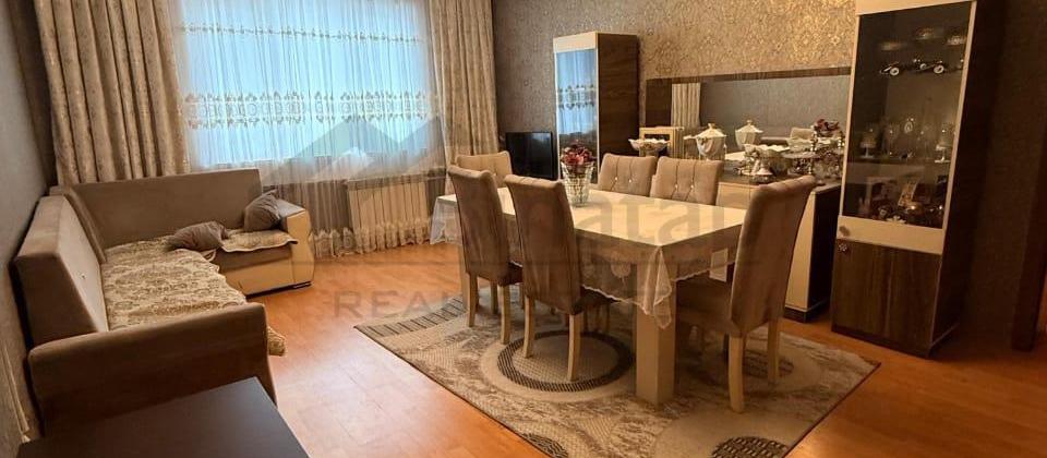 Avropa məktəbinin yanında.