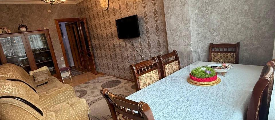 Avropa məktəbinin yanında. - 2