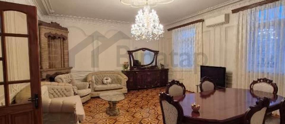 Merkezi parkin yani, Nizami m/s yaxin 4 otaqli menzil kiraye verilir/150 kv.m.