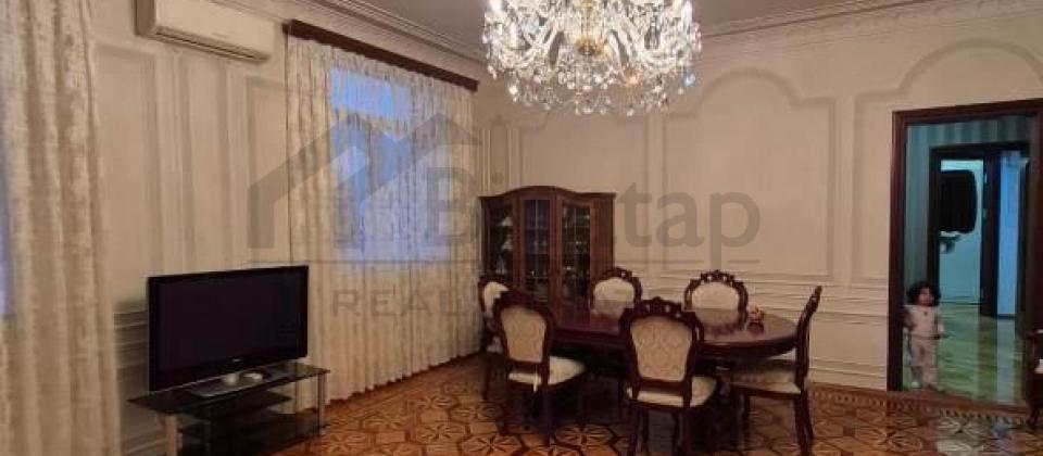 Merkezi parkin yani, Nizami m/s yaxin 4 otaqli menzil kiraye verilir/150 kv.m. - 2